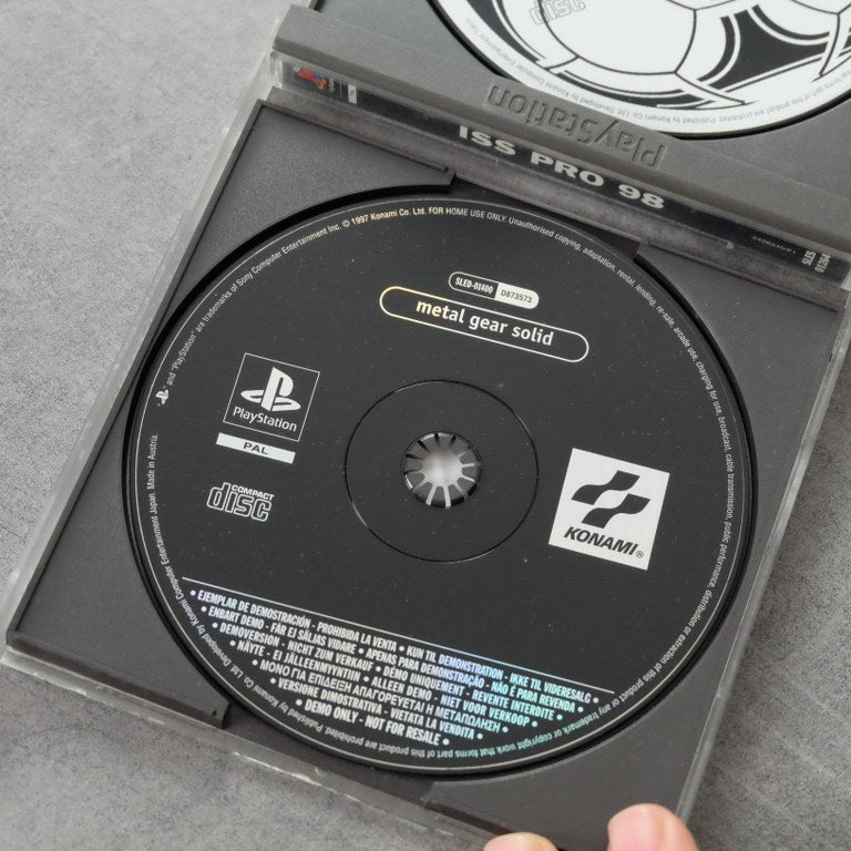 Vendita International Superstar Soccer Pro 98 + Demo MGS - Retrogaming Shop
